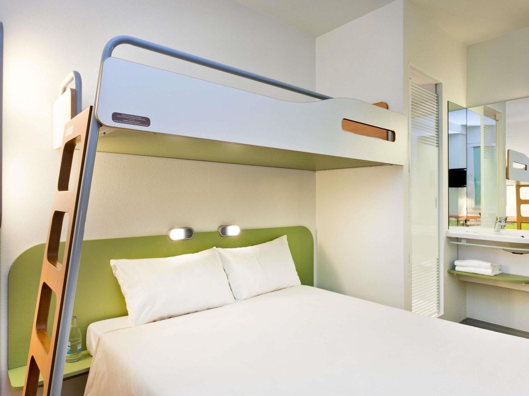 Triple Room One Double Bed One Bunk Bed,1765453271:JPEG